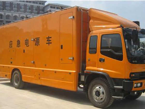 大渡口冬季柴油发电机启动前，如何检查燃油系统中的积水？